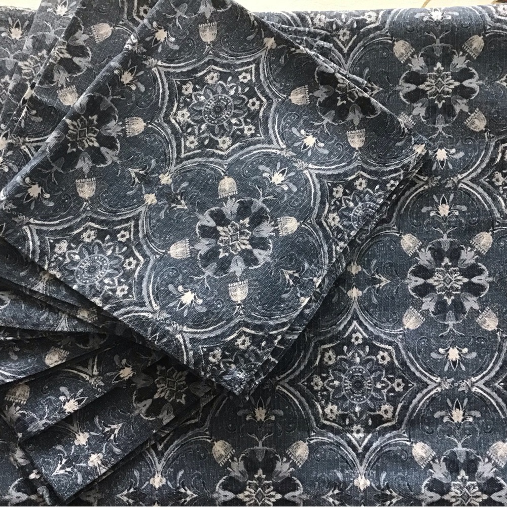 Navy, Light blue and White Tablecloth + 8 Napkins EUC